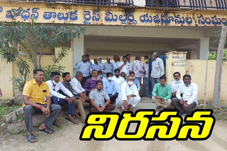 rice millers protest at bodhan association nizamabad