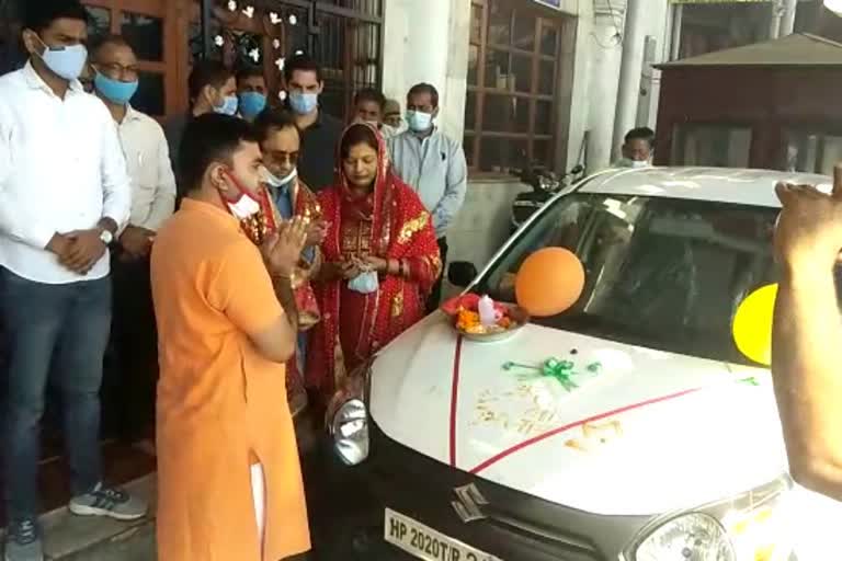 devotee-donated-car-to-mata-chintpurni-temple-una