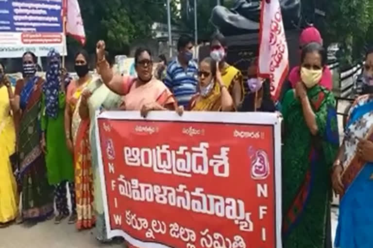 Women's dharna to enforce absolute prohibition of alcohol at kurnool