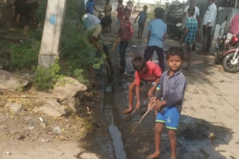 ಪೊರಕೆ, ಸಲಿಕೆ ಹಿಡಿದು ಗ್ರಾಮದ ಸ್ವಚ್ಛತೆ ಮಾಡಿದ ಮಕ್ಕಳು