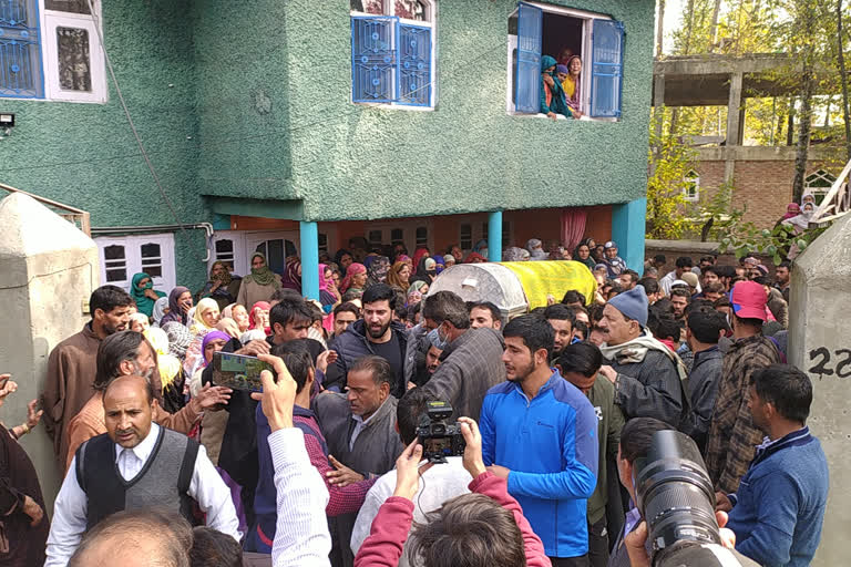 scores-attend-last-rites-of-slain-bjp-workers-in-kulgam