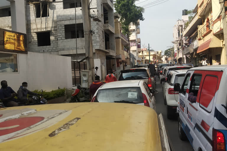 Traffic jam in Actor Darshan campaign, Traffic jam in Actor Darshan campaign in RR Nagar, RR Nagar by poll 2020, RR Nagar by poll 2020 news, ನಟ ದರ್ಶನ್​ ಪ್ರಚಾರ ಹಿನ್ನೆಲೆ ಟ್ರಾಫಿಕ್​ ಜಾಮ್​, ಆರ್​ಆರ್​ ನಗರದಲ್ಲಿ ನಟ ದರ್ಶನ್​ ಪ್ರಚಾರ ಹಿನ್ನೆಲೆ ಟ್ರಾಫಿಕ್​ ಜಾಮ್​, ಆರ್​ಆರ್​ ನಗರ ಉಪ ಚುನಾವಣೆ 2020, ಆರ್​ಆರ್​ ನಗರ ಉಪ ಚುನಾವನೆ 2020 ಸುದ್ದಿ,