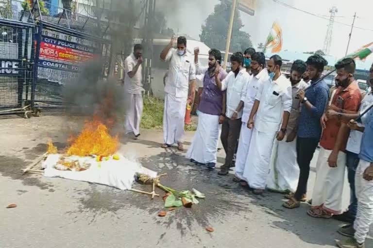 youth congress  pinarayi vijayan  പിണറായി വിജയൻ  burns effigy  മുഖ്യമന്ത്രിയുടെ രാജി