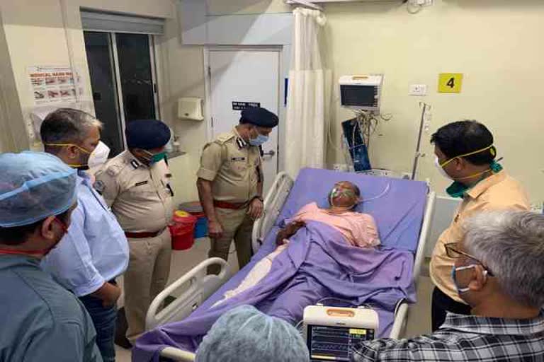 dgp-meet-injured-jawan-in-naxali-encounter-in-ranchi