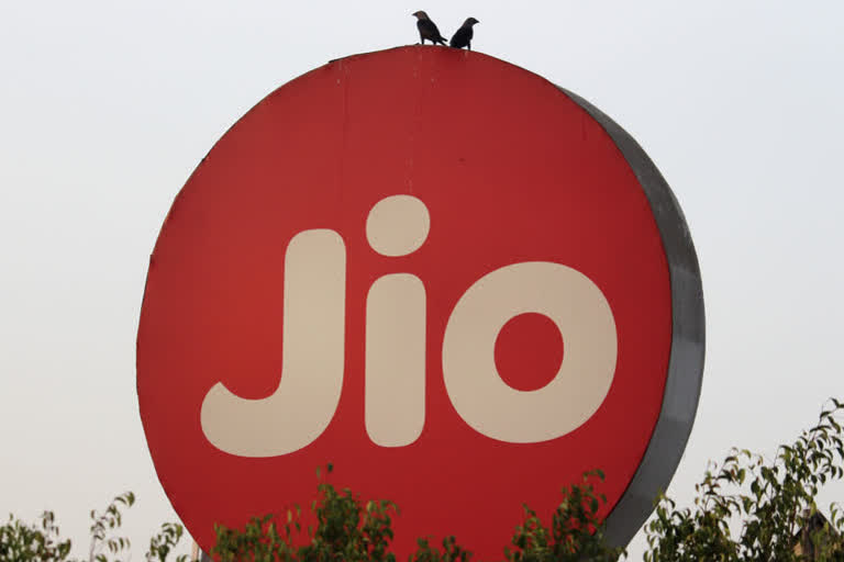 Jio Q2 net profit jumps 3 fold to Rs 2,844 cr Jio Q2 net profit revenue zooms 33 pc Jio Q2 net profit 40.56 கோடி வாடிக்கையாளர்களை தன்வசப்படுத்திய ஜியோ ஜியோ லாபம் மும்மடங்கு உயர்வு ஜியோ இரண்டாவது காலாண்டு