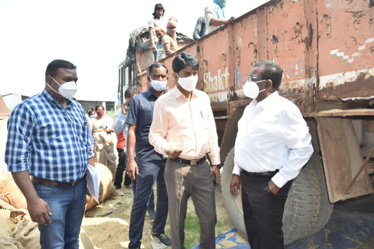 crop harvesting inspected by nizamabad collector narayanreddy at kaloor