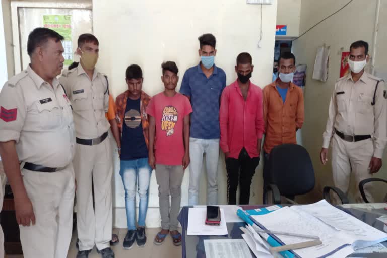 Kotwali police arrested 5 people