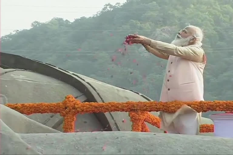 PM Modi pay tribute to Sardar Patel