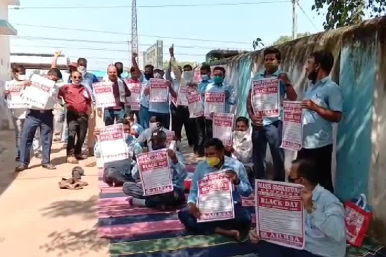 loco pilot protest against privatization in chaibasa