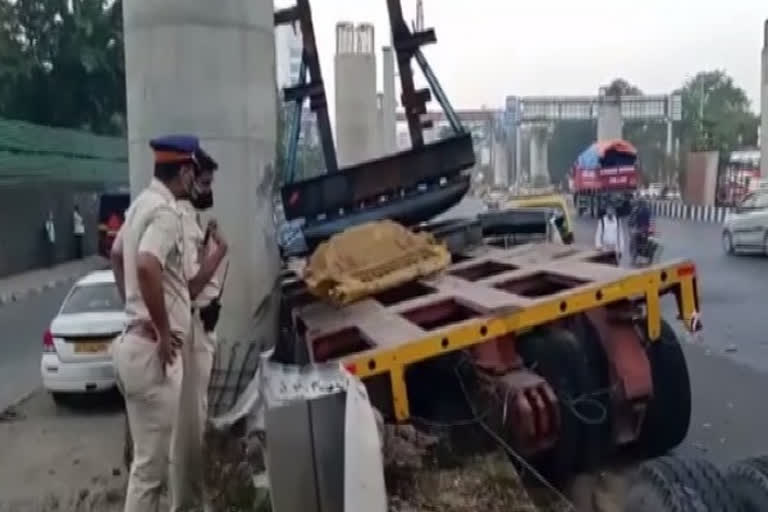 Mumbai accident  Bandra accident  Two killed in Mumbai accident  Metro accident  മുംബൈയിൽ മെട്രോ സ്തംഭത്തിൽ ക്രെയിൻ ഇടിച്ച് ഒരാൾ മരിച്ചു  മുംബൈ മെട്രോ  മുംബൈയിൽ മെട്രോ സ്തംഭത്തിൽ ക്രെയിൻ ഇടിച്ച് ഒരാൾ മരിച്ചു