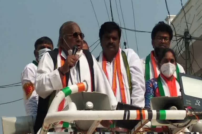 congress senior leader vh hanumantha rao election campaign at thimmapur in dubbaka