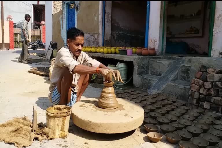 मिट्टी का बर्तन बनाता कारीगर.