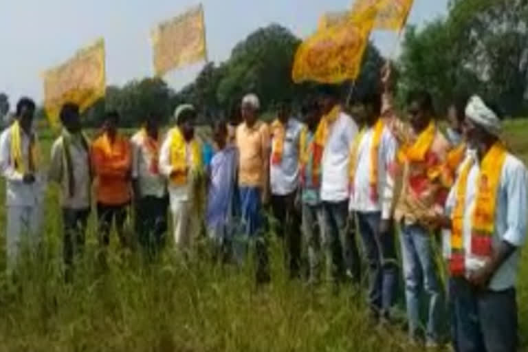 tdp leader srinivasa chari visit kukonda village fields in warangal rural district