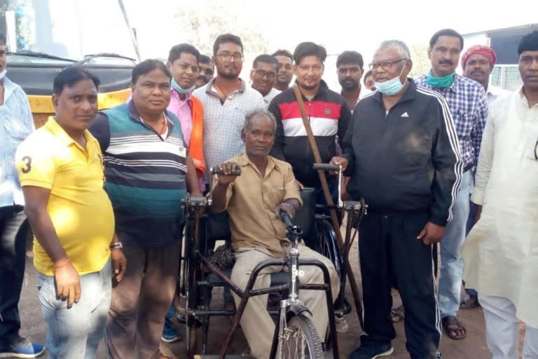 mla gave a tricycle to divyang in dhanbad