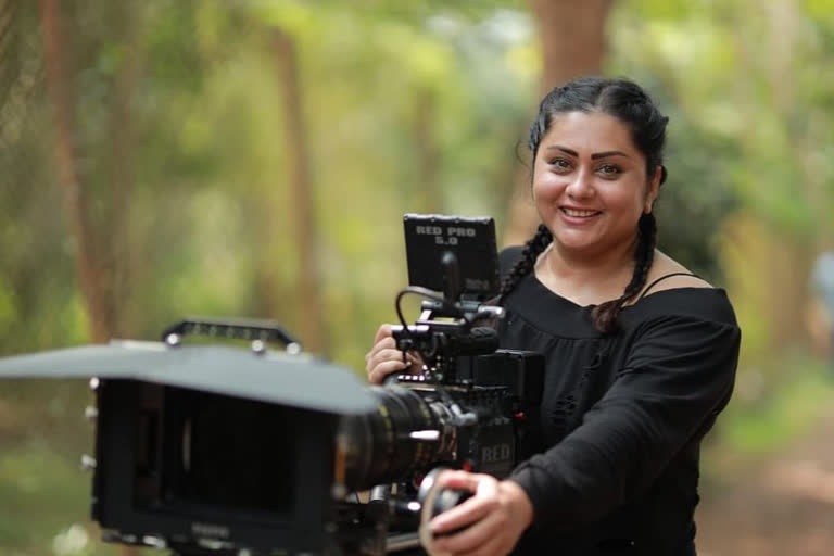 Actress Namitha producing multi languages film named as bow wow  നിര്‍മാതാവായി നടി നമിത  നടി നമിത വാര്‍ത്തകള്‍  നിര്‍മാതാവ് നമിത  തെന്നിന്ത്യന്‍ നടി നമിത  Actress Namitha producing multi languages film  multi languages film bow wow