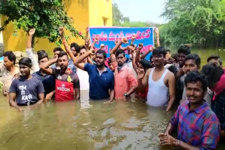 chitravathi floods victims protest for compensation