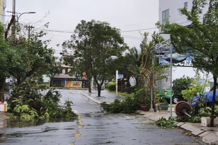 Typhoon Molave  molave in Vietnam  natural disasters  parts of Vietnam  Molave leaves 27 dead  50 missing in parts of Vietnam  മൊലാവെ ചുഴലിക്കാറ്റ്  വിയറ്റ്‌നാമിൽ മരണം 27 ആയി  മൊലാവെ ചുഴലിക്കാറ്റിനെ തുടർന്ന് 27 മരണം  വിയറ്റ്‌നാമിൽ മൊലാവെ ചുഴലിക്കാറ്റിൽ മരണം 27  മെലാവെ ചുഴലിക്കാറ്റിൽ 20 പേരെ കാണാതായി