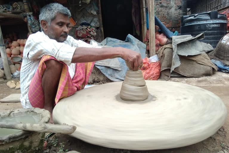 On the occasion of Diwali, an earthenware mill has come to life in the hands of a clay artist