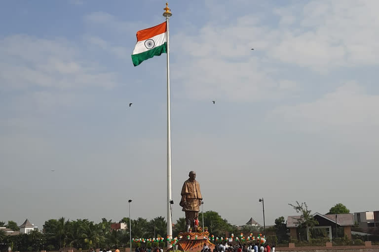 બાબેનના તળાવમાં સરદારની સાથે 100 ફૂટ ઊંચે ફરક્યો તિરંગો