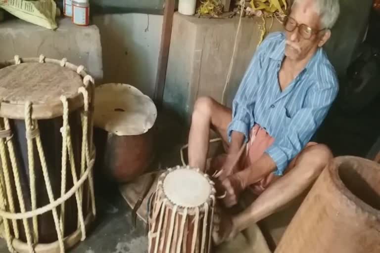 musical instrument makers  Musical instrument making  വാദ്യോപകരണ നിർമാണം  കാസർകോട്  കലാകാരന്മാർ പ്രതിസന്ധിയിൽ