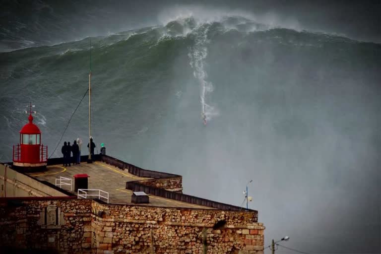 Sebastian Steudtner surfs gigantic wave in Portugal