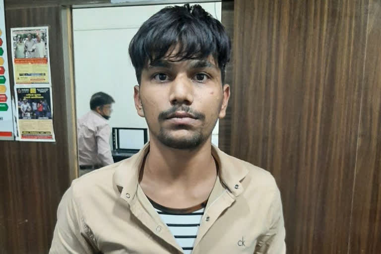 Delhi police arrested snatcher in connaught place