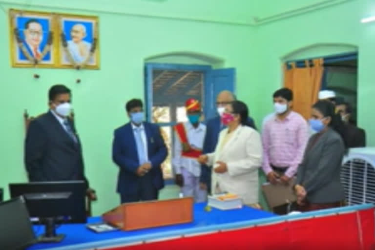 high court lawyer justice shameem akhtar visit bhuvanagiri court