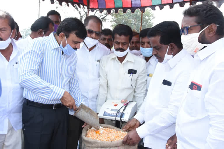 Collector Sarath opened a sweet corn buying center at Bikkanur in Kamareddy district