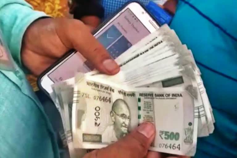 500 note flying from a running bike in dhanbad