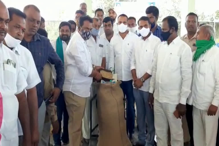 mla sunke ravishankar inaugurates Grain purchasing centers in karimnagar