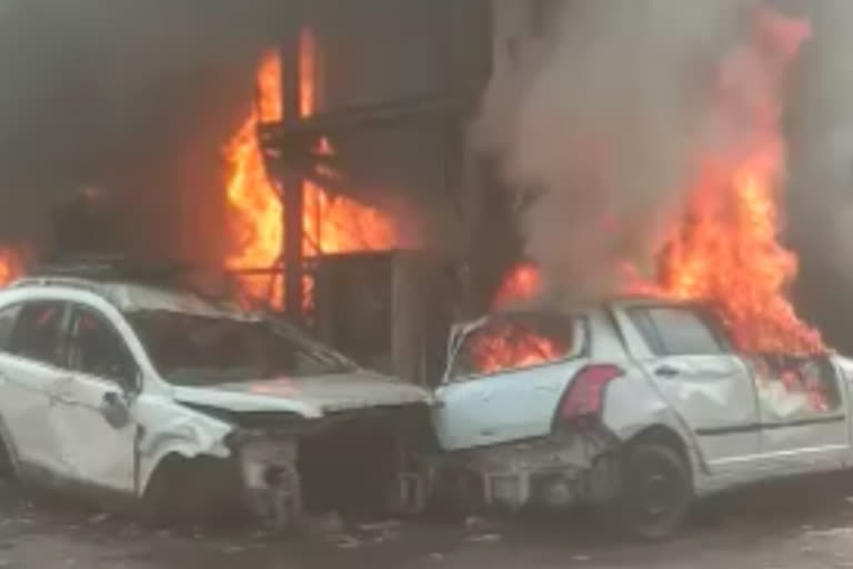 junkyard caught fire in bhopal