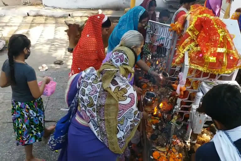 devotees worshiping