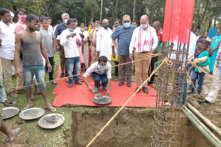 আমগুৰি চাহ বাগিচাত আদৰ্শ হাই স্কুল নিৰ্মাণৰ আধাৰশিলা স্থাপন