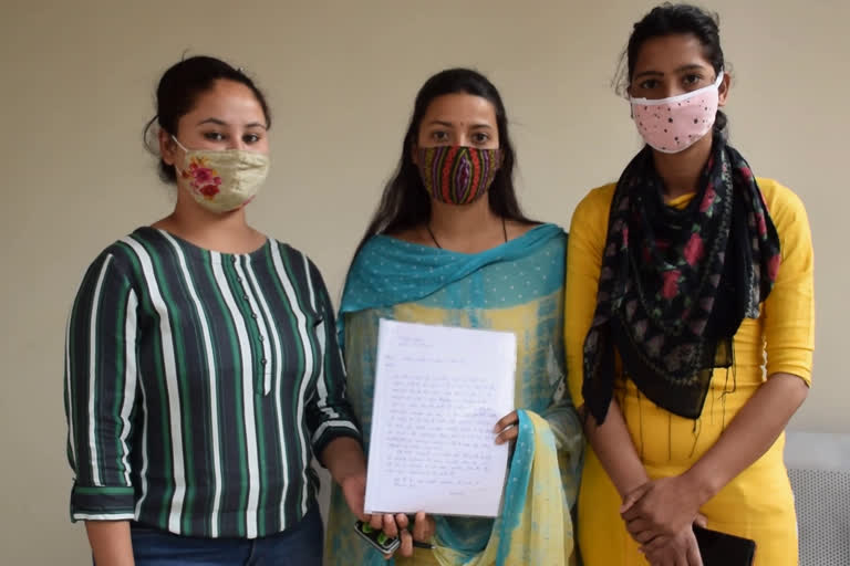 Nursing students give memorandum