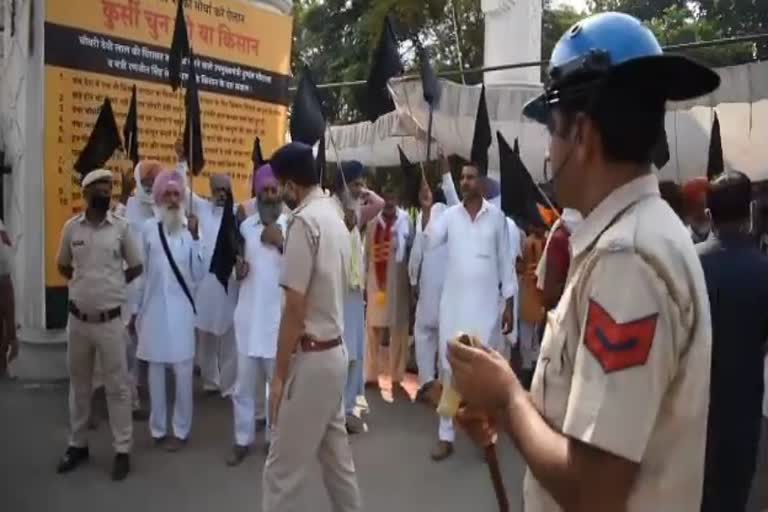 farmers protested against MLA Ishwar Singh by showing black flags In sirsa