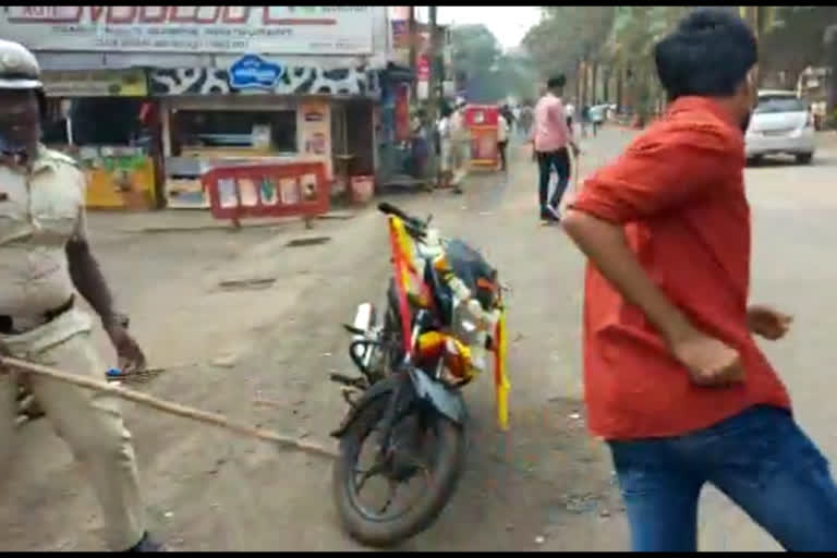 A lathi-charge on youths by cops at belgavi