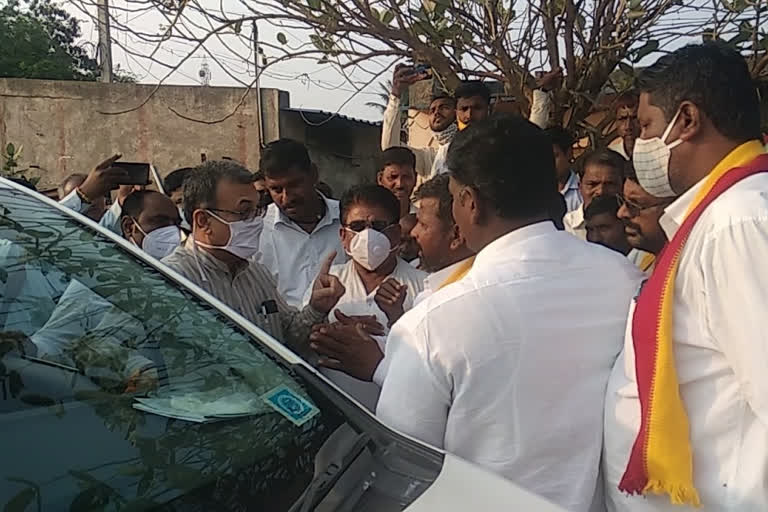 mahesh-kumatalli-vehicle-stoped-by-pro-kannada-activists