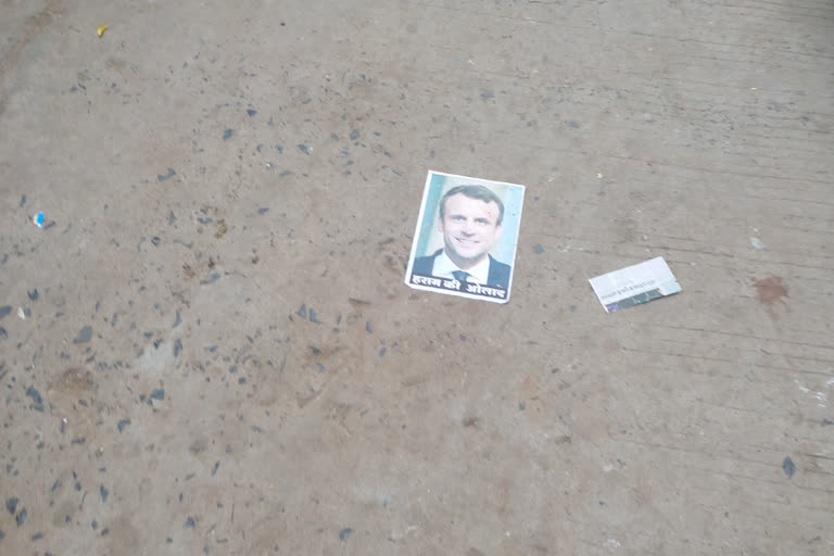 Alirajpur: France President poster pasted on road in protest