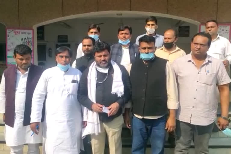 Amroha: SP leaders handed over a memorandum to the Election Commission observer