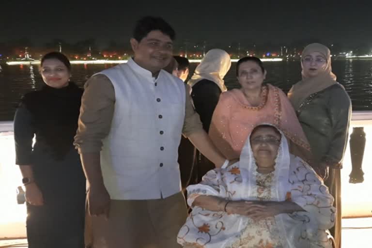 Mayor ajaz Dhebar with his entire family after the inauguration of budha talab raipur