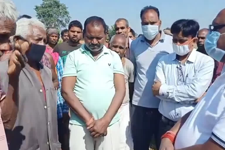 family members demand help from Parliamentary Secretary in death case of villagers due to bear attack In Balrampur