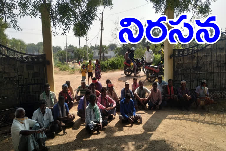 hamali labours protest at thadikal Primary Agri Cooperative Society karimnagar