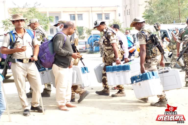 Polling parties are going to the polling station with EVM and VVPAT in saran