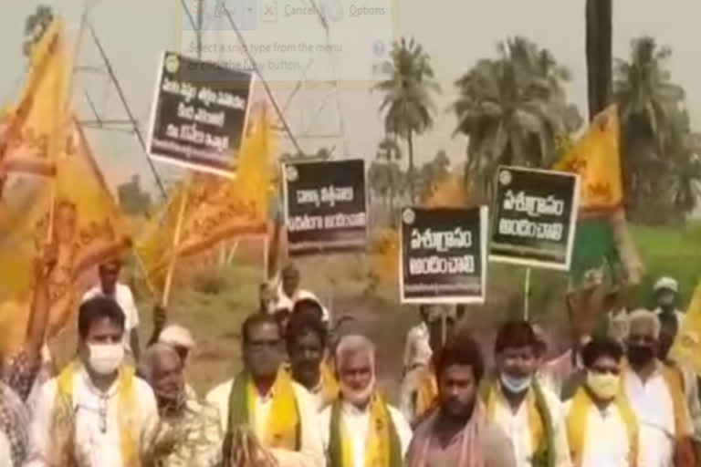 Farmers' dharna to give crop compensation at tanuku westgodavari district