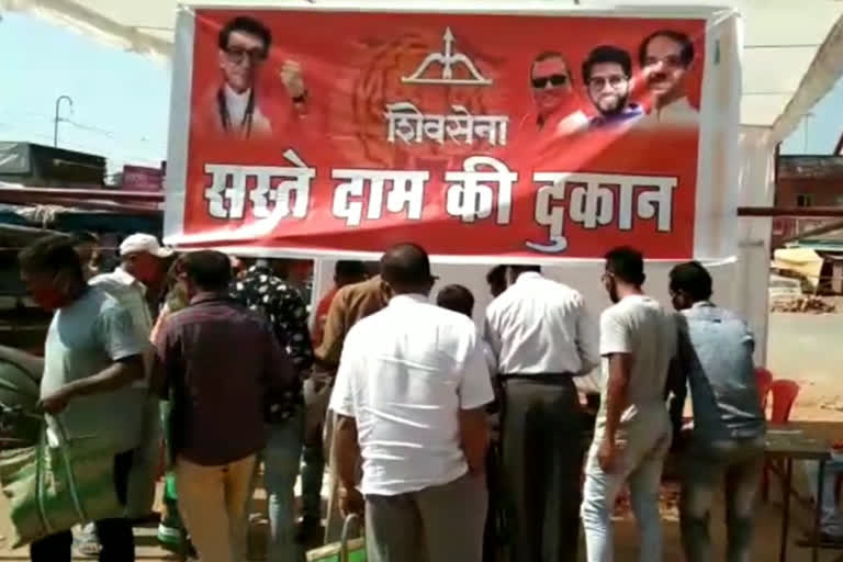 shivsena open shop selling potato and onion in low price in JAGDALPUR