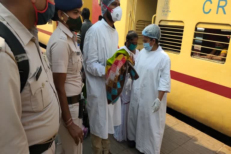 Baby born during journey to Kalyan from Chivki