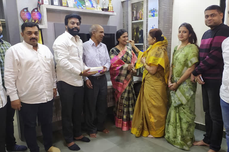 Pimpri Chinchwad Mayor Usha Dhore meets the parents of cricketer Ruturaj Gaikwad