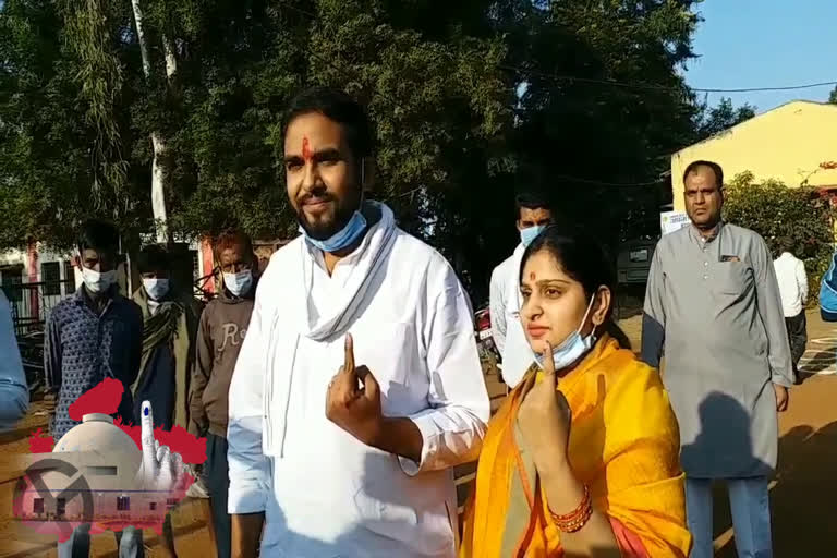 congress-candidate-wankhede-cast-vote-with-his-wife