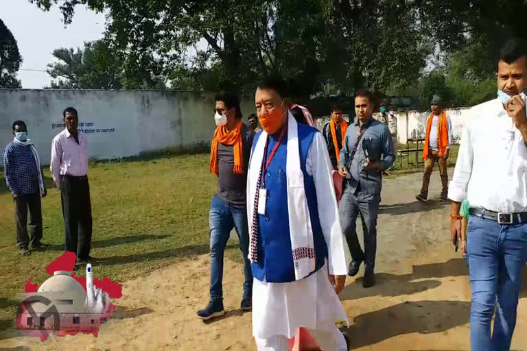 BJP candidate Bisahulal Singh cast vote