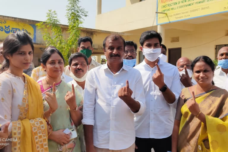 medak mp kotha prabhakar reddy casted his vote in dubbaka by election